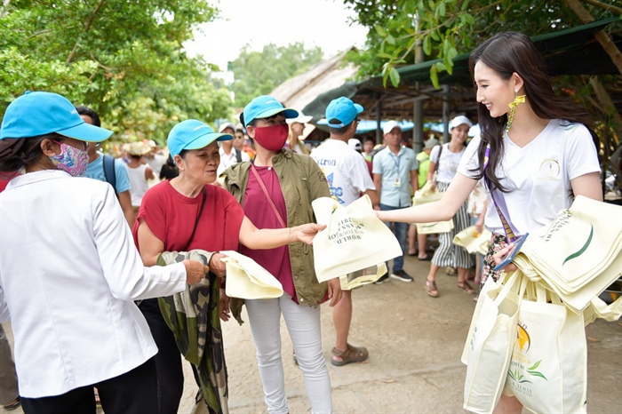 Hoa hậu Đại sứ du lịch tham gia phát túi vải và tuyên truyền giảm thiểu túi nilon ở Cù Lao Chàm